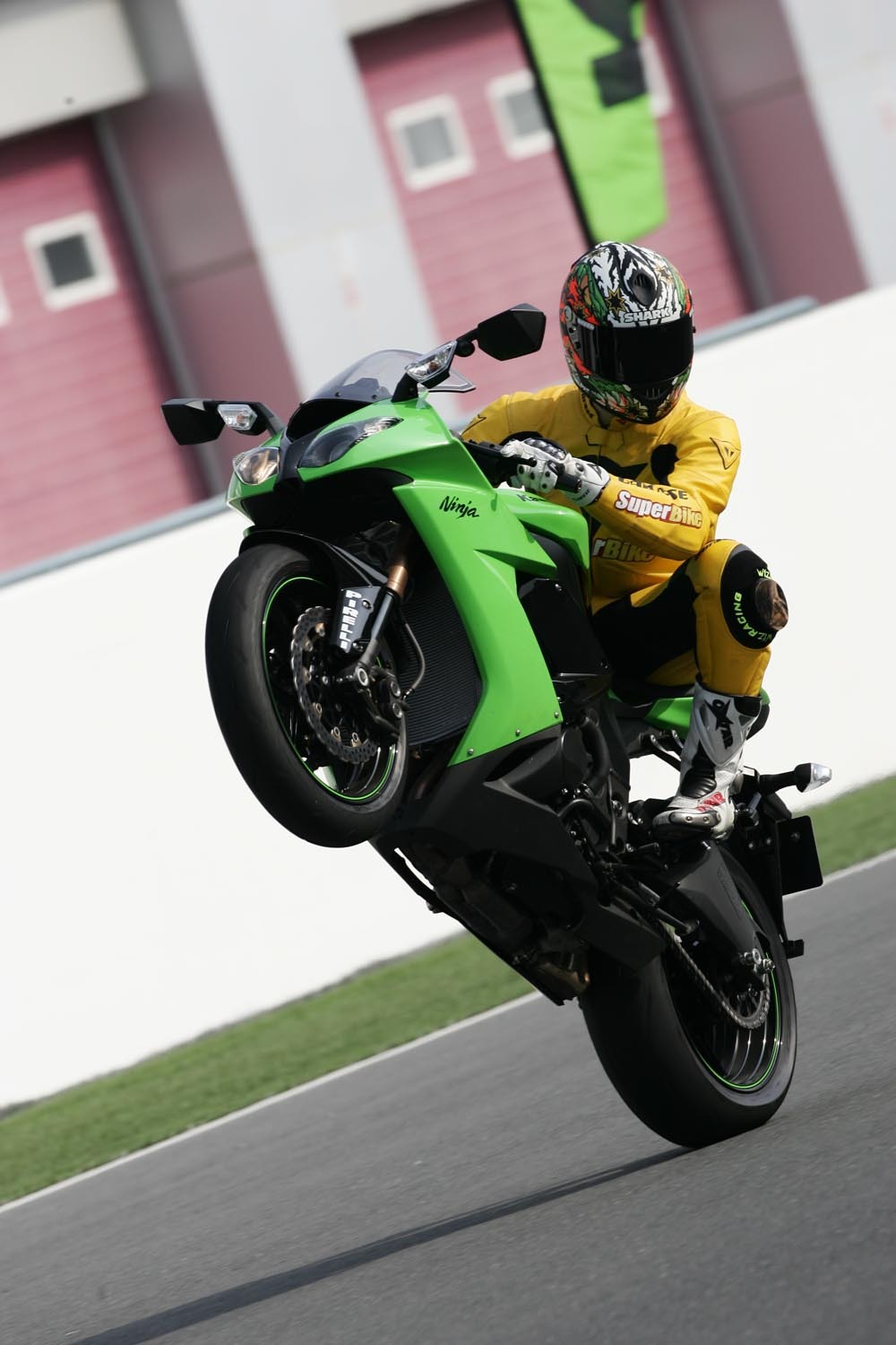 JP_ZX-10R_wheelie_2008_qatar.jpg